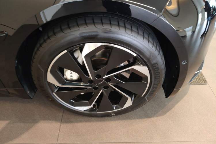 Used Zeekr 001 2023 WE Edition 100 kWh Right Front Wheel Hub