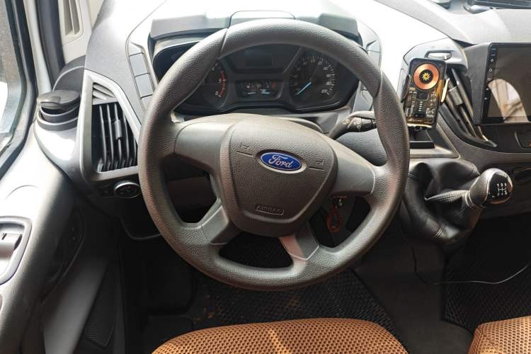 Used Ford Transit 2017 2.0T Diesel Multi-Function Commercial Vehicle Short Wheelbase Mid-Roof China V Standard