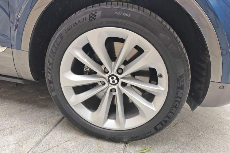 Used Bentley Bentayga 2017 6.0T Standard Edition Right Front Wheel Hub