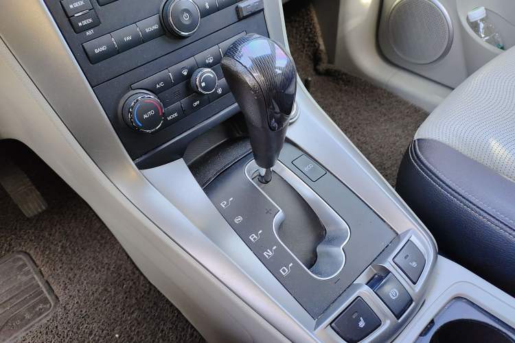 Used Chevrolet Captiva 2014 2.4L 4x4 Luxury Edition 5 Seats Gear Lever