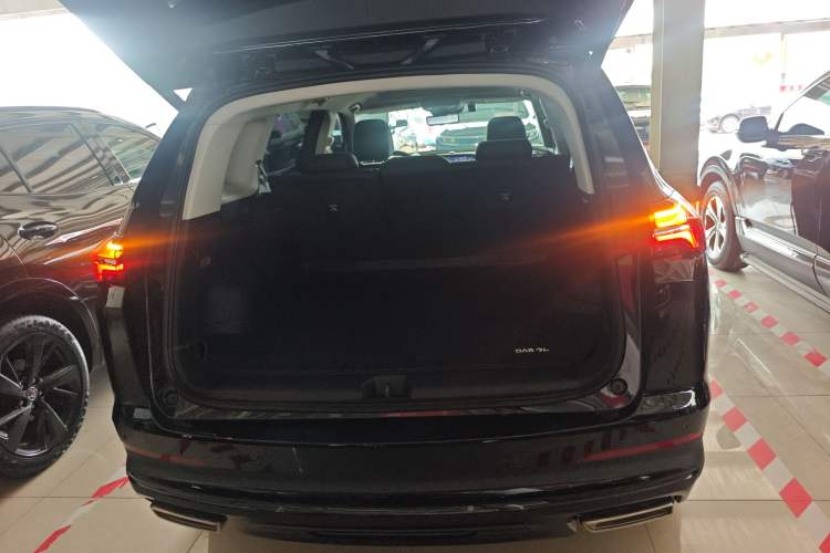 Used Buick Envision 2025 Encore Plus 28T Two-Wheel-Drive Platinum Edition Trunk