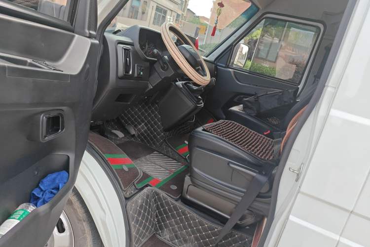 Used Iveco Daily 2022 2.5T A37 M1 Passenger Van 5-9 Seats Long Wheelbase Mid-Roof Design Dual Tires Side Sliding Doors
