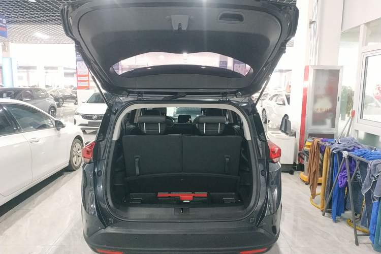 Used Chevrolet Orlando 2020 Light Hybrid Redline 530T Automatic Enjoyment Edition (5+2 Models) Trunk