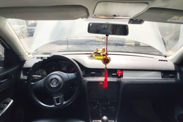 Used Volkswagen Bora 2014 1.6L Manual Comfort Model Center Console