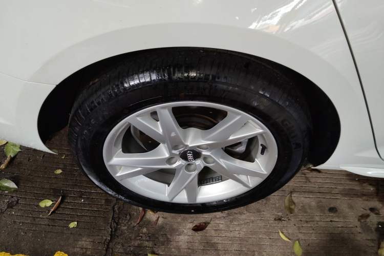 Used Audi A4L 2018 30th Anniversary Edition 40 TFSI Trendy Model Right Rear Wheel Hub