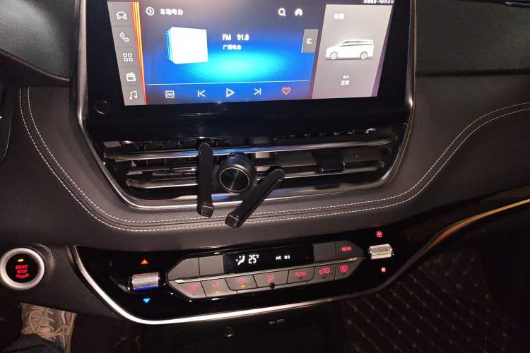 Used SAIC MAXUS G20 2021 PLUS 2.0T Gasoline Automatic Luxury Edition Audio And AC Panel