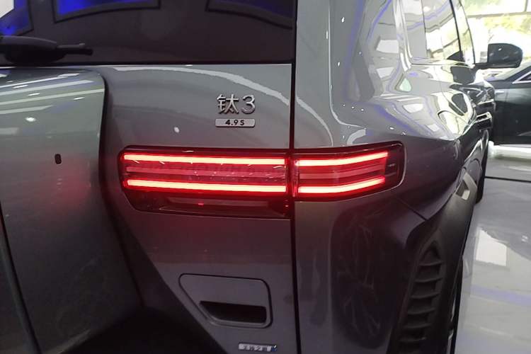 Used Formula Leopard Titanium 3 2025 501KM All-Wheel Drive Intelligent Driving Ultra Version Exterior 3