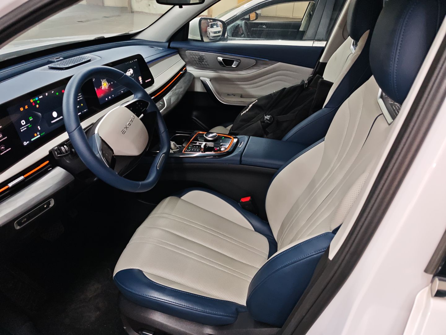 Переднее сиденье в автомобиле