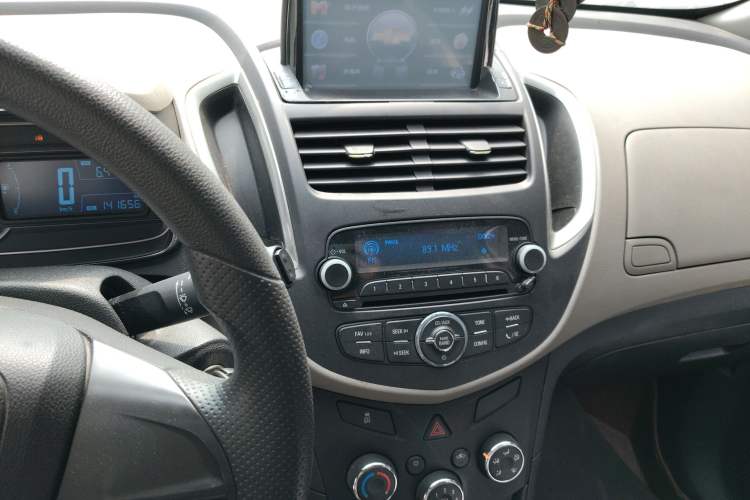 Used Chevrolet Trax 2014 1.4T Manual Two-Wheel Drive Comfort Model Audio And AC Panel