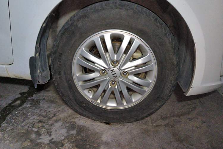Used Kia K2 2012 Sedan 1.4L Automatic GLS Commemorative Edition Right Front Wheel Hub