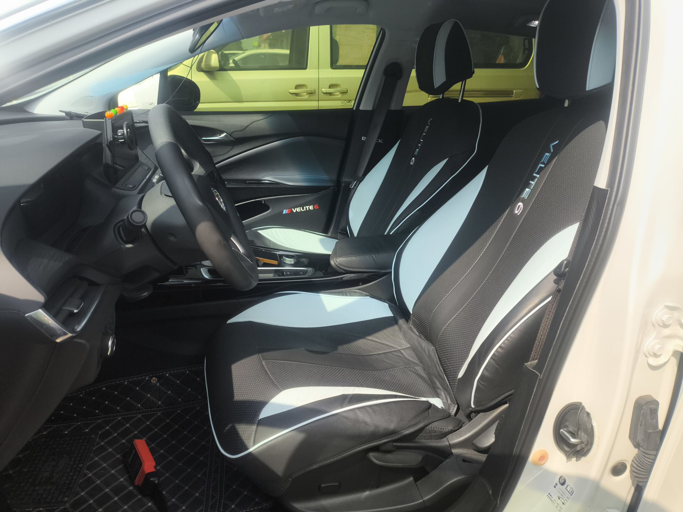 المقاعد الأمامية داخل السيارة