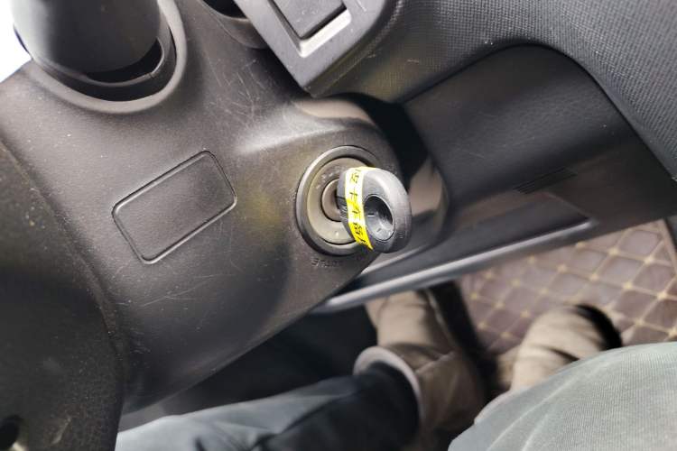 Used Isuzu D-MAX 2015 2.5T Four-Wheel Drive Automatic Ultra-Luxury Version 4JK1 Interior 1