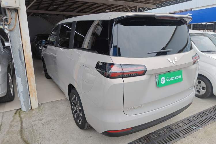 Used Wuling Starlight 730 2025 Model Plug-in Hybrid 125km Luxury Edition