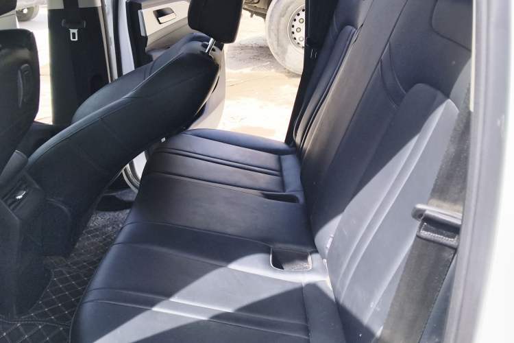 Used Great Wall King Kong Poer 2024 2.0T Automatic 8AT Diesel Two-Wheel-Drive Elite Flatbed Left Rear Seat