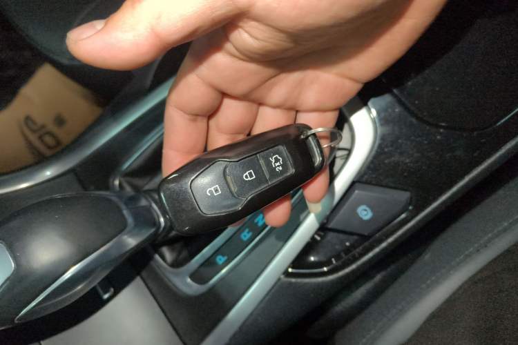 Used Ford Edge 2015 2.0T GTDi Two-Wheel-Drive High-Line Version
