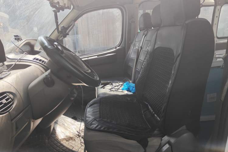 Used SAIC MAXUS Xintu V80 2012 2.5T Mid-Roof Value-Added Logistics Version C