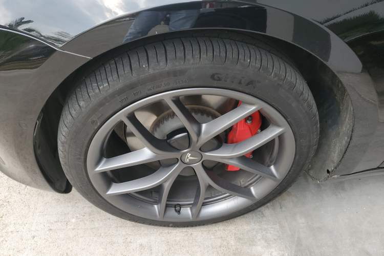 Used Tesla Model 3 2022 Performance High-Performance All-Wheel-Drive Version Left Front Wheel Hub