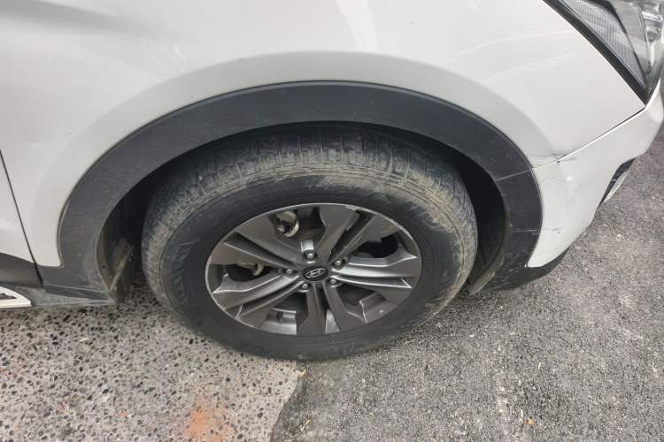 Used Hyundai Santa Fe 2015 2.4L Automatic Two-Wheel Drive Smart Version 5 Seats
