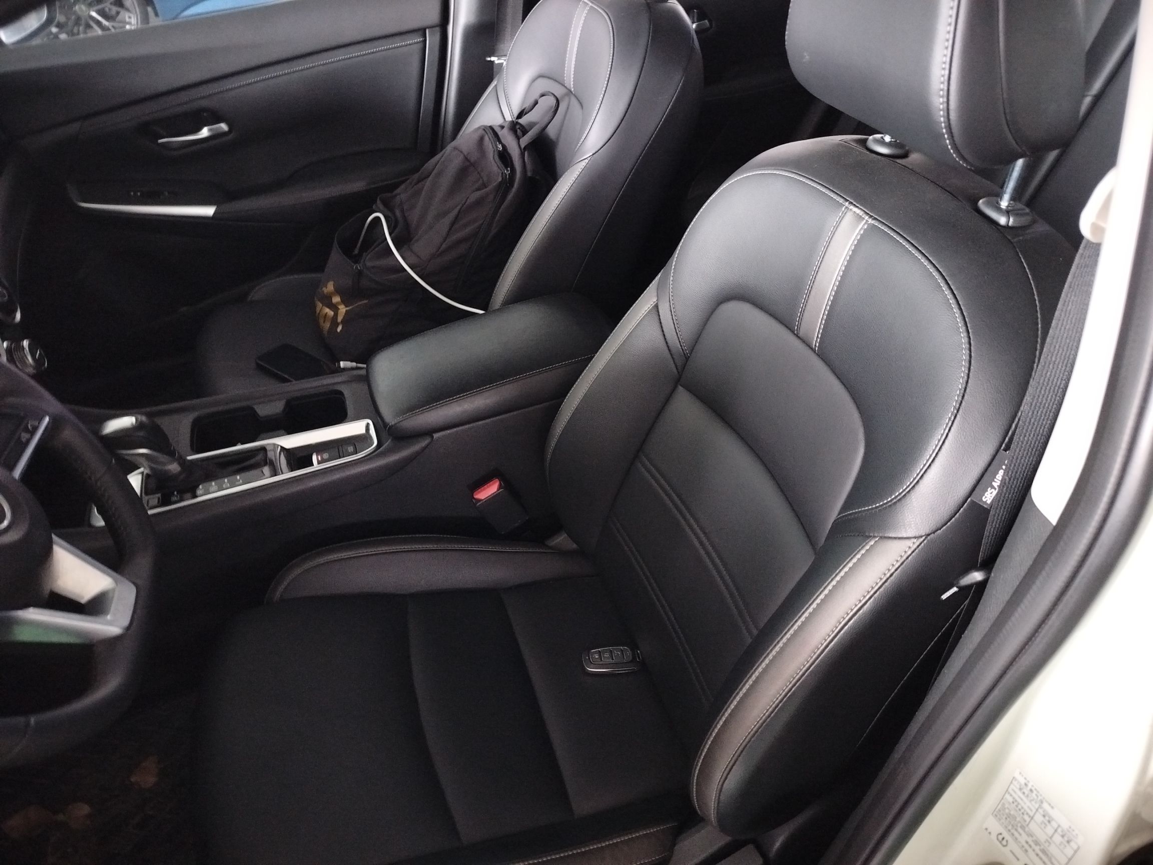 المقاعد الأمامية داخل السيارة