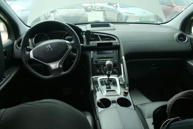 Used Peugeot 3008 2015 2.0L Automatic Trend Edition Center Console