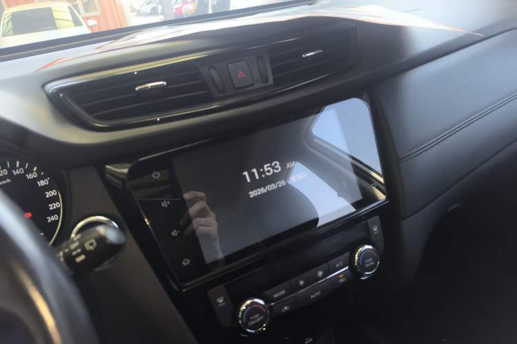 Used Nissan X-Trail 2019 2.0L CVT Smart Connect Comfort Edition 2WD Audio And AC Panel