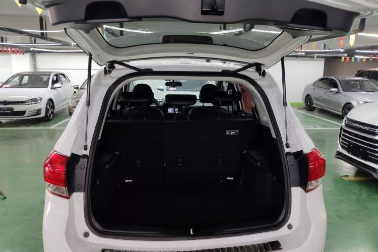 Used Haval H6 2015 Upgraded Model 1.5T Manual Two-Wheel Drive Elite Version Trunk