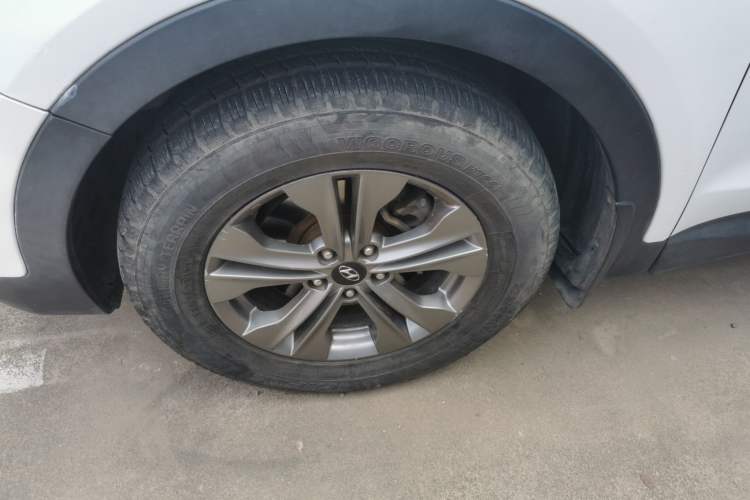 Used Hyundai Santa Fe 2013 2.4L Automatic Two-Wheel Drive Smart Version Left Front Wheel Hub