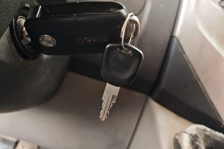 Used Dongfeng Yufeng 2018 2.3TA100 Standard Edition Logistics Vehicle Short Wheelbase Mid-Roof Design 5-9 Seater Powered by WP2.3
