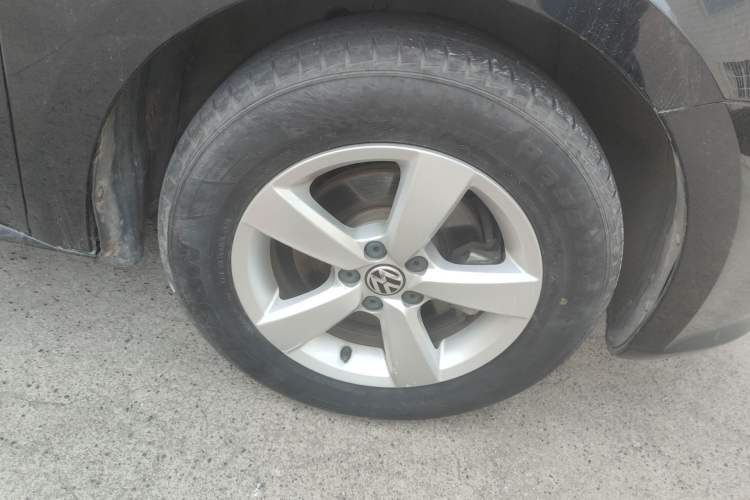 Used Volkswagen Lavida 2015 1.6L Automatic Fashion Edition Right Front Wheel Hub