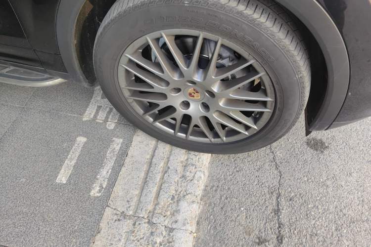 Used Porsche Cayenne 2011 Cayenne 3.0T Right Front Wheel Hub