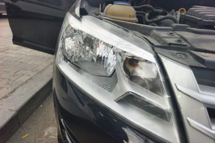 Used Volkswagen Santana 2015 1.6L Automatic Fashion Edition Right Front Headlight