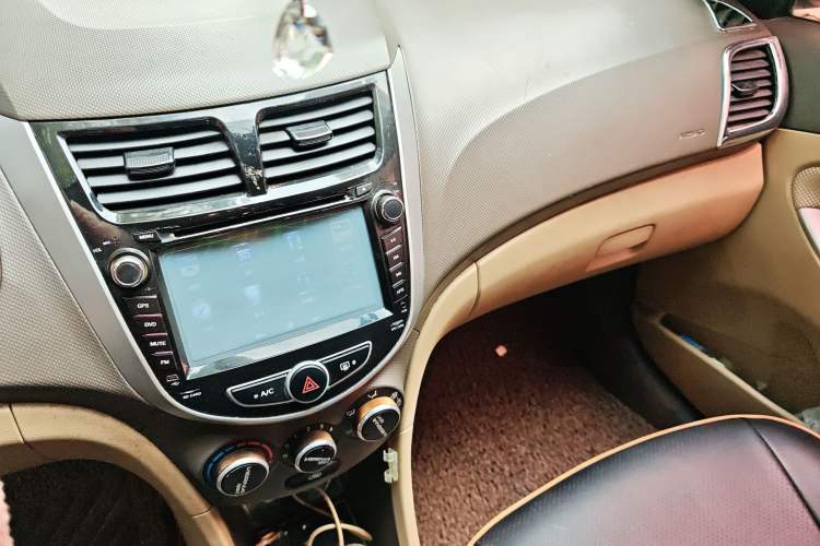 Used Hyundai Verna (older generation) 2010 Sedan 1.4L Automatic Comfort Model GS Audio And AC Panel