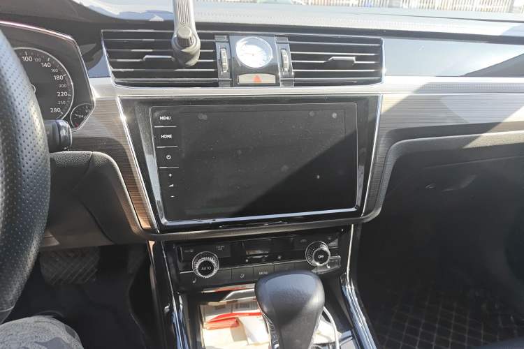 Used Volkswagen Phideon 2018 Revised Version 380TSI Two-Wheel Drive Business Edition Audio And AC Panel