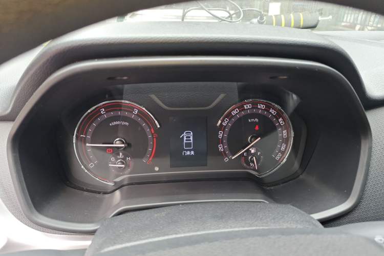 Used SAIC MAXUS T70 2021 2.0T Diesel Manual Two-Wheel Drive Entry-Level Version with Long Bed and High Ground Clearance
