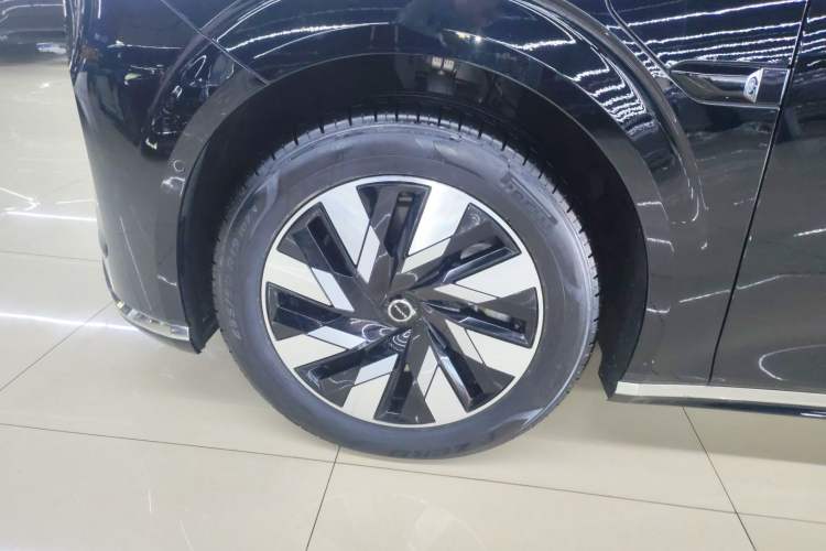 Used Volvo EM90 2025 Ultra Six-Seater Exterior 4