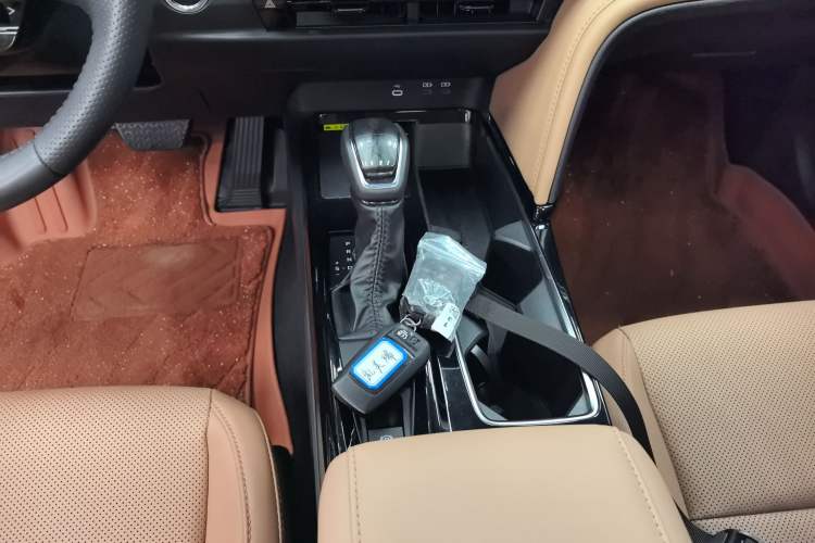 Used Toyota Camry 2024 Dual-Motor 2.0 HGVP Luxury Edition Gear Lever