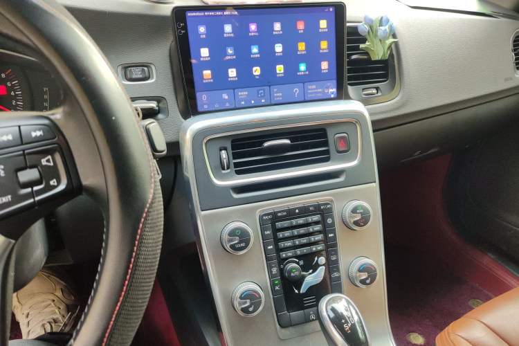 Used Volvo S60 2015 S60L 2.0T Zhiyuan Edition
