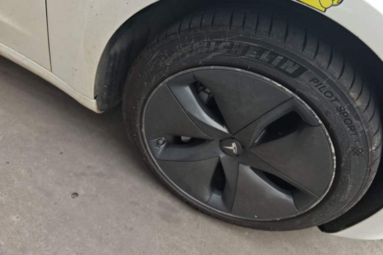 Used Tesla Model 3 2019 Long-Range All-Wheel-Drive Version Right Front Wheel Hub