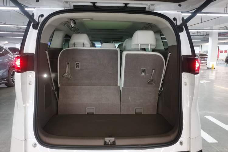 Used Denza D9 2022 DM-i 970 Four-Wheel Drive Flagship Model
