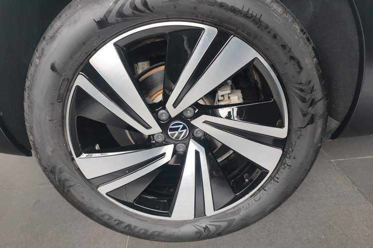 Used Volkswagen Tavendor 2024 380TSI All-Wheel Drive R-Line Cruise Edition Right Rear Wheel Hub