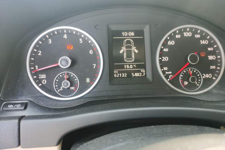 Used Volkswagen Tiguan 2015 1.8TSI Manual Two-Wheel Drive Fashion Edition Odometer Close Up