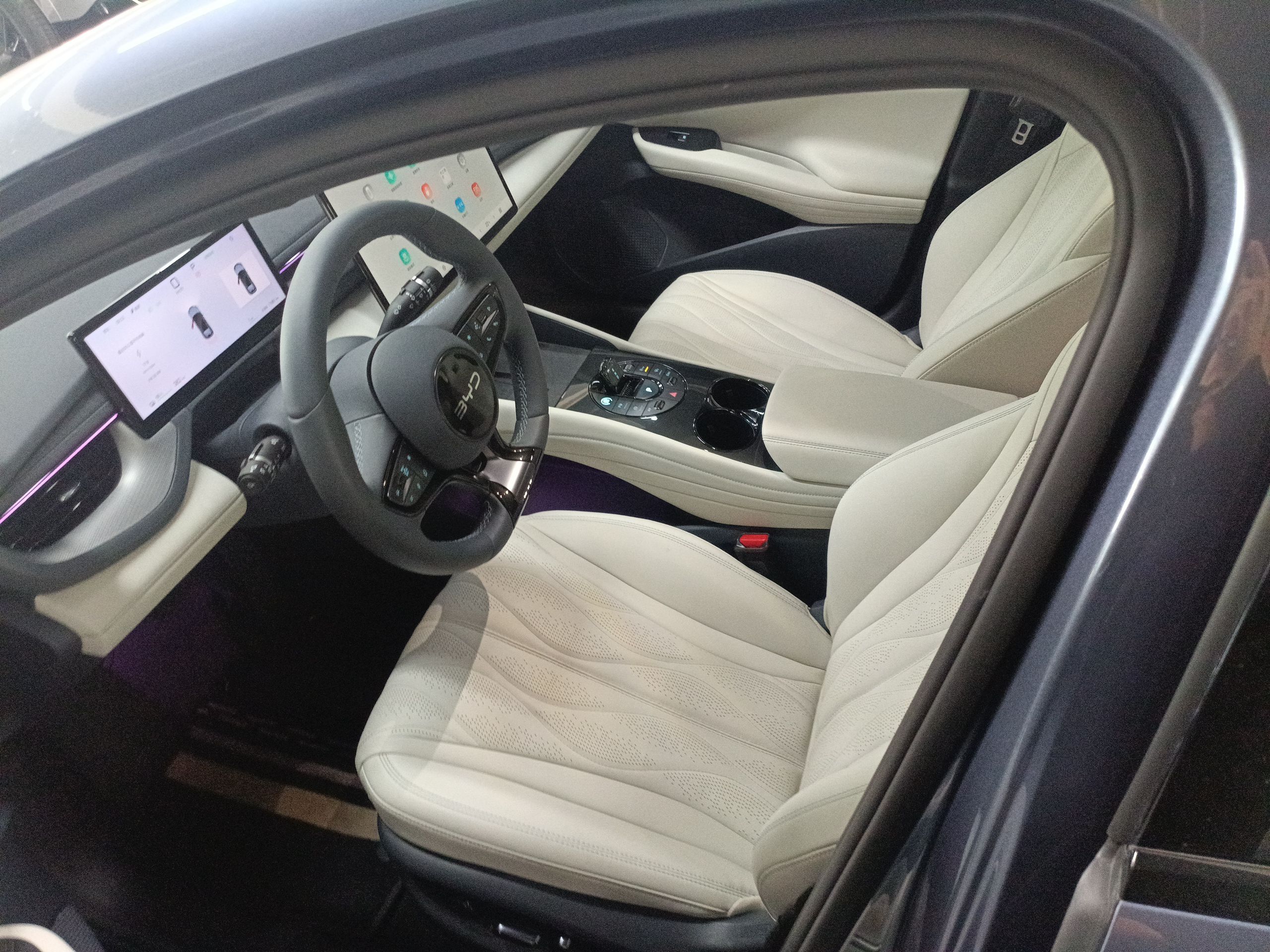 المقاعد الأمامية داخل السيارة