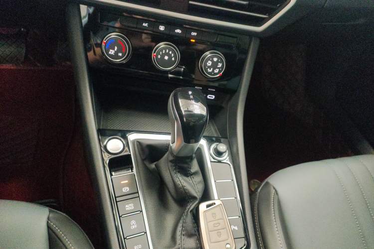 Used Volkswagen Sagitar 2026 Model 30 Million Units Selected 300TSI DSG Surpassing Edition Gear Lever