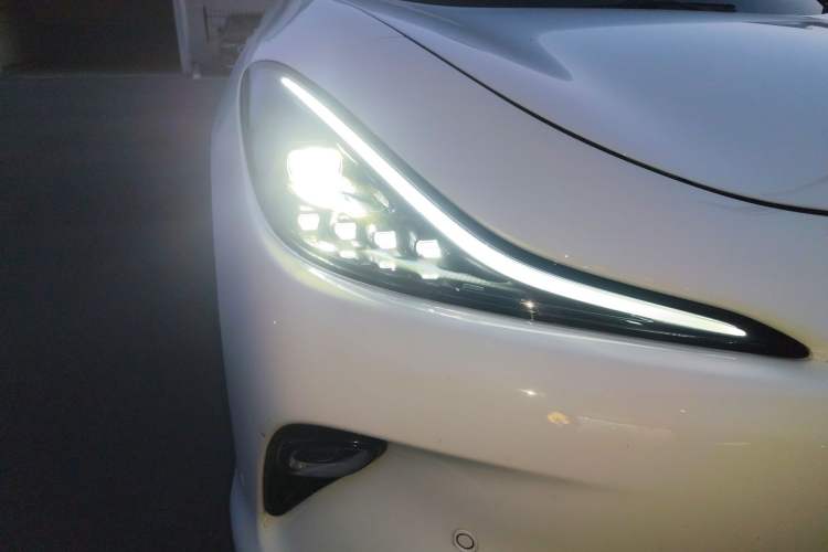 Used IM LS6 2025 Lingxi Intelligent Driving Edition Right Front Headlight