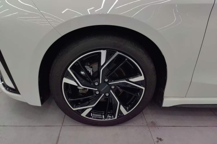 Used Lynk & Co 03 2023 1.5TD DCT JingPro Left Front Wheel Hub