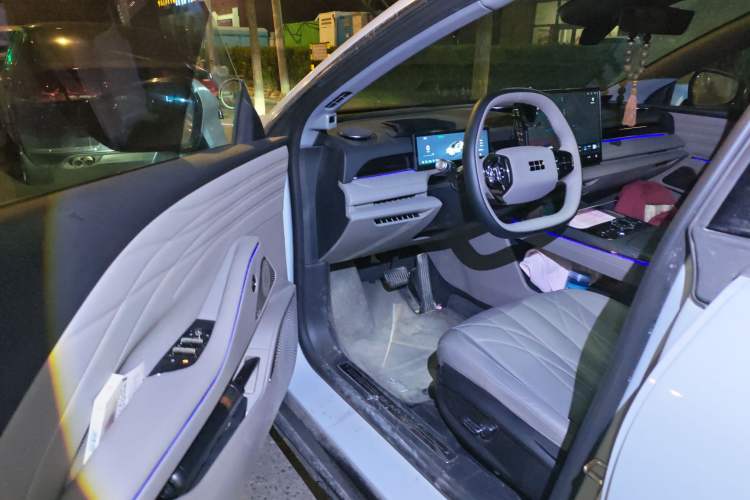 Used Geely Galaxy Galaxy 8 2025 130km EM-i Prestige Edition
