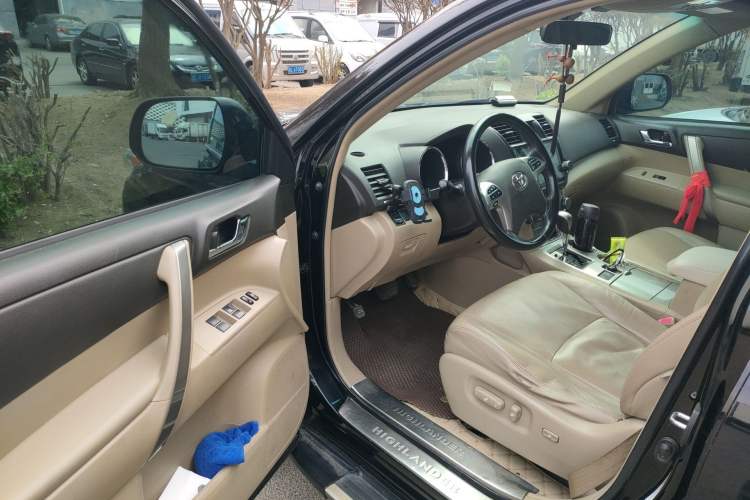 Used Toyota Highlander 2012 2.7L Two-Wheel Drive 7-Seater Luxury Edition Driver Seat