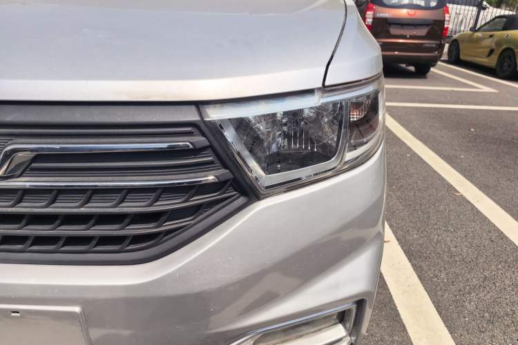 Used Wuling Hongguang V 2019 1.5L Standard Version L2B Left Front Headlight