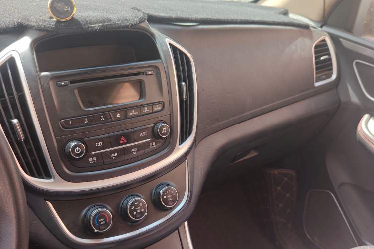 Used Baojun 560 2016 1.8L Manual Comfort Edition Audio And AC Panel