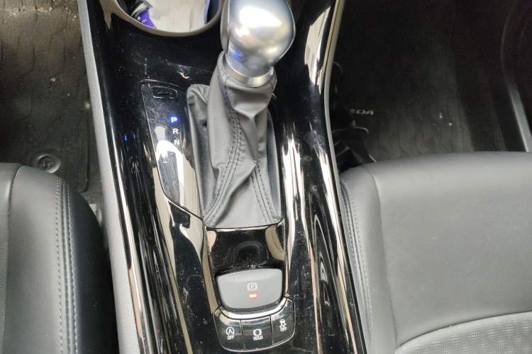 Used Toyota IZOA 2020 2.0L Yichi Version
